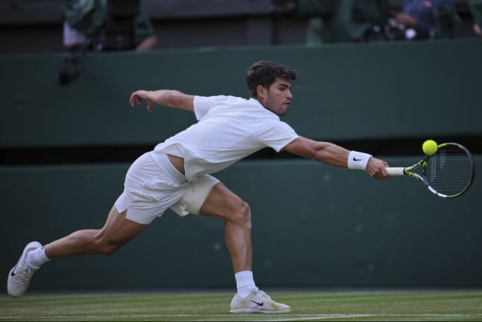Carlos Alcaraz muss sich gegen Struff gewaltig strecken, um bestehen zu können. Carlos Alcaraz