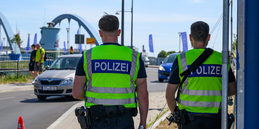 Wie hier an der polnischen Grenze kontrolliert Deutschland mittlerweile auch alle anderen Landgrenzen.
