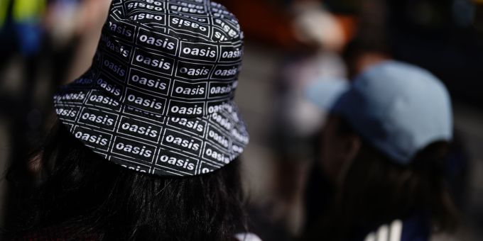 Die walisische Stadt feiert den Start der Oasis-Tournee ausgelassen. Die walisische Stadt feiert den Start der Oasis-Tournee ausgelassen.