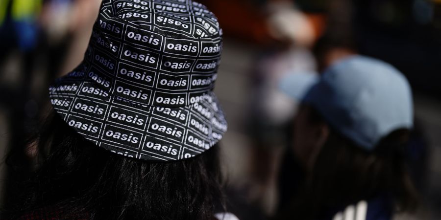 Die walisische Stadt feiert den Start der Oasis-Tournee ausgelassen.