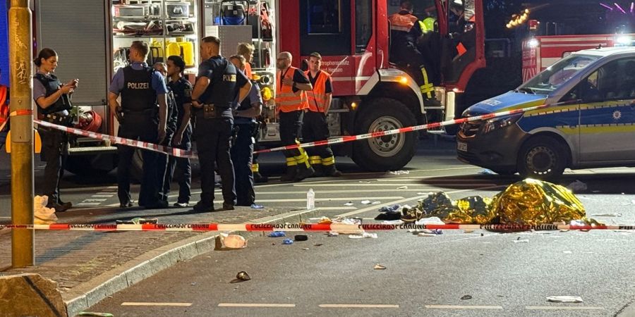 Ein Auto hat nachts in Frankfurt zwei E-Scooter erfasst. Es gibt zwei Todesopfer.
