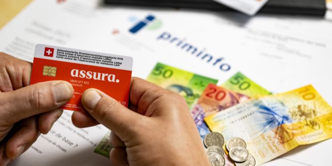 Krankenkassenkarte und Geld