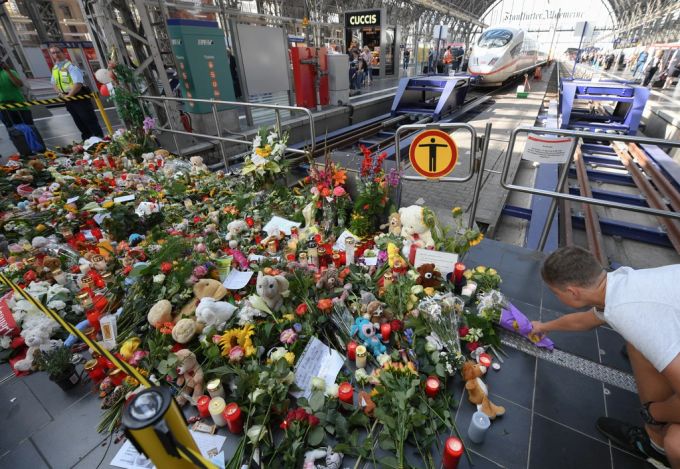Der Tod des achtjährigen Jungen im Jahr 2019 hat nicht nur Deutschland erschüttert. Besuchende legen Blumen vor das Gleisbett. (Archivbild) Junge getötet Hauptbahnhof Frankfurt