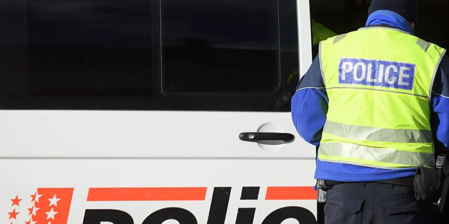 Am Freitagmorgen ist ein Auto vor dem Eingang des Grossen-St.-Bernhard-Tunnels in Brand geraten. (Symbolbild)