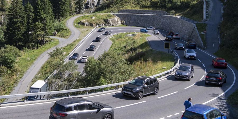 Strassenverkehr in der Nähe des Gotthard-Strassentunnels in der Schweiz. Der neue Polizeivertrag regelt die grenzüberschreitende Zusammenarbeit auch bei der Verfolgung von Strassenverkehrsverstössen.