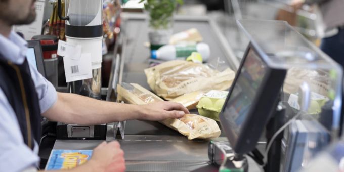 An der Kasse sollten Kopfhörer besser rausgenommen werden. Kasse