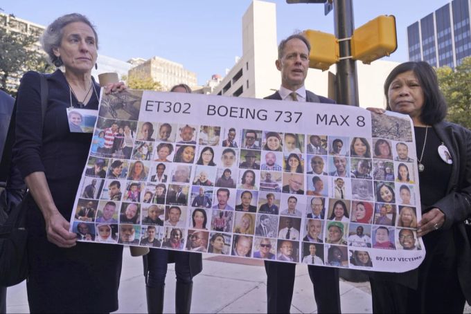Angehörige zeigen Fotos der verstorbenen Passagiere nach dem Absturz der Boeing 737 Max 8. (Archivbild) boeing 737 max