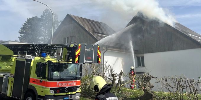 Hausen am Albis: Brand in Mehrfamilienhaus. Brand in Mehrfamilienhaus.