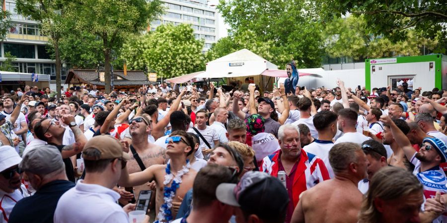 Englische Fans feiern vor dem EM-Finale in Berlin.