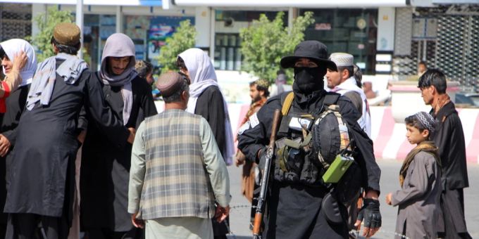 Der Bund hofft auf Möglichkeiten, die afghanische Bevölkerung zu unterstützen, ohne diese Hilfe an politische Bedingungen knüpfen zu müssen. (Symbolbild) Afghanistan Taliban Strassenszene