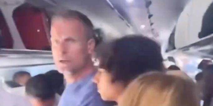 191 Menschen gerettet - Ösi wirft brennenden Rucksack aus Flugzeug