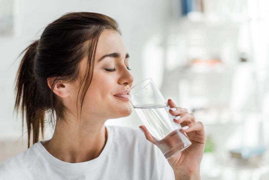 Frau trinkt ein Glas Wasser