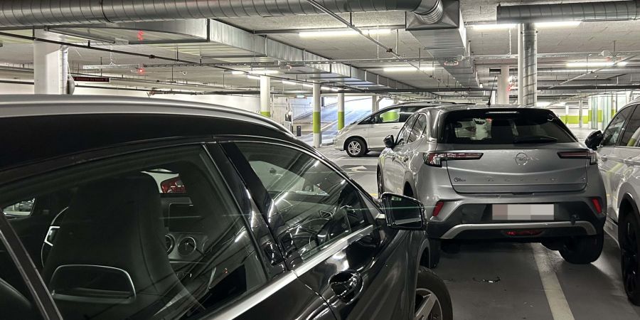 In einer Tiefgarage an der Seetalstrasse in Muri stiess ein Mercedes gegen einen parkierten Suzuki.
