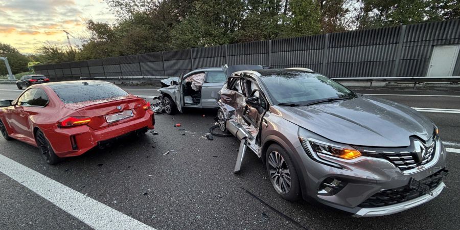 Am Unfallort bei Hunzenschwil entstand an mehreren Fahrzeugen Totalschaden.