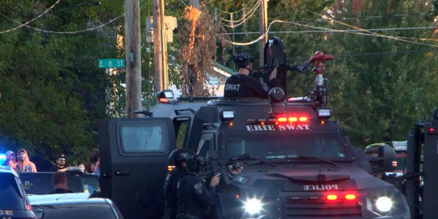 HANDOUT - Polizisten am Tatort in Pennsylvania. Foto: Matt Barnum/WJET/AP/dpa - ACHTUNG: Nur zur redaktionellen Verwendung im Zusammenhang mit der aktuellen Berichterstattung und nur mi...