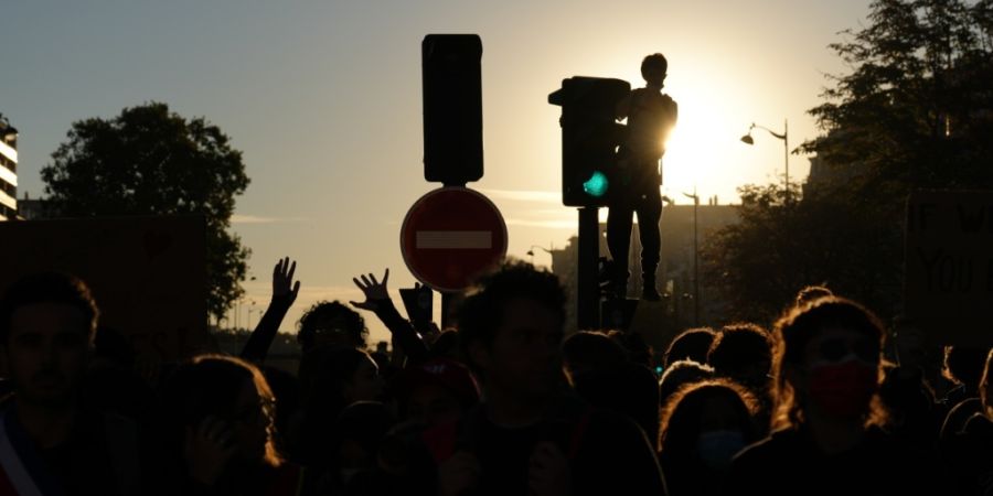 Schüler versammeln sich in Paris auf der Straße vor einer Demonstration gegen unterfinanzierte Schulen. Foto: Aurelien Morissard/AP/dpa