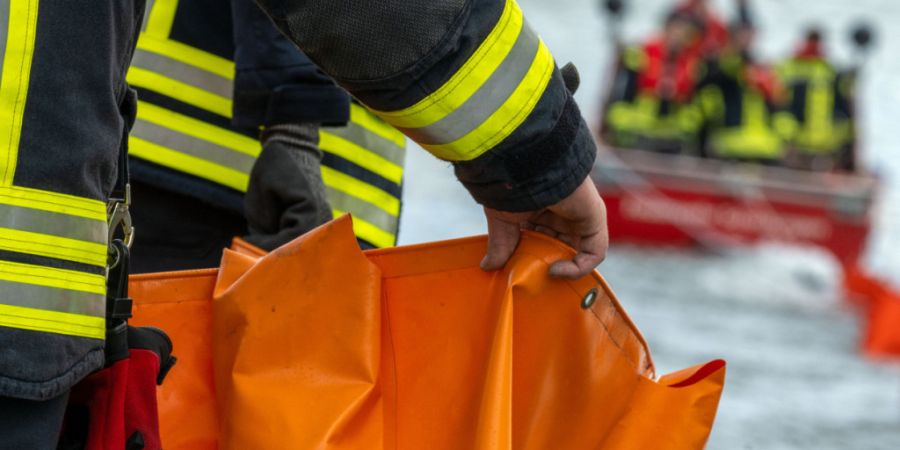 Die Einsatzkräfte errichteten auf dem Urnersee in Flüelen eine 440 Meter lange Ölsperre. (Symbolbild)