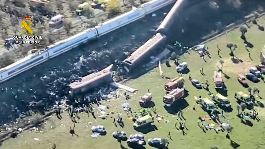 Luftaufnahme der Guardia Civil: Trümmer, Rettungsfahrzeuge und Dutzende Einsatzkräfte an den entgleisten Waggons.