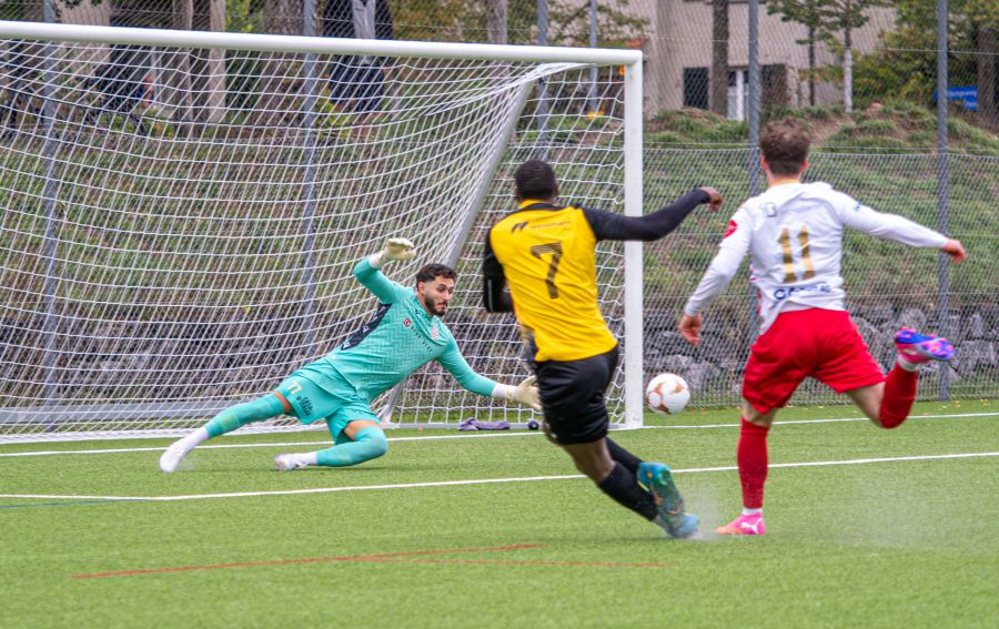 Köniz-Keeper Qallakaj entschärft einen Schuss von Nsumbu (7, Dornach).
