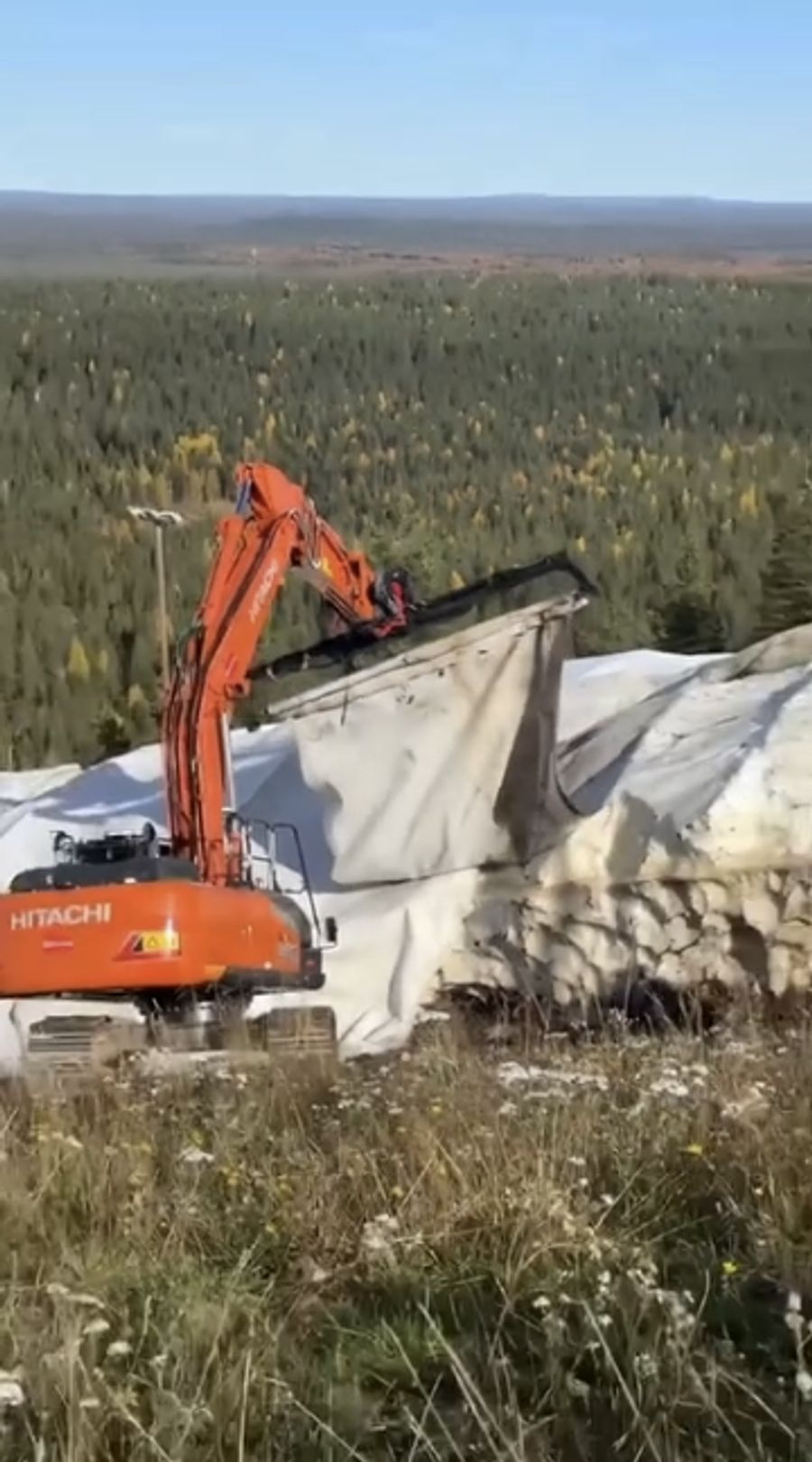 In Levi wird der eingelagerte Schnee ausgepackt.