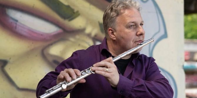 Adrian Studer mit «seinem» Instrument, der Querflöte. 2027 soll es mit seiner Band «Mr. Fluteloop» wieder auf Tour gehen.