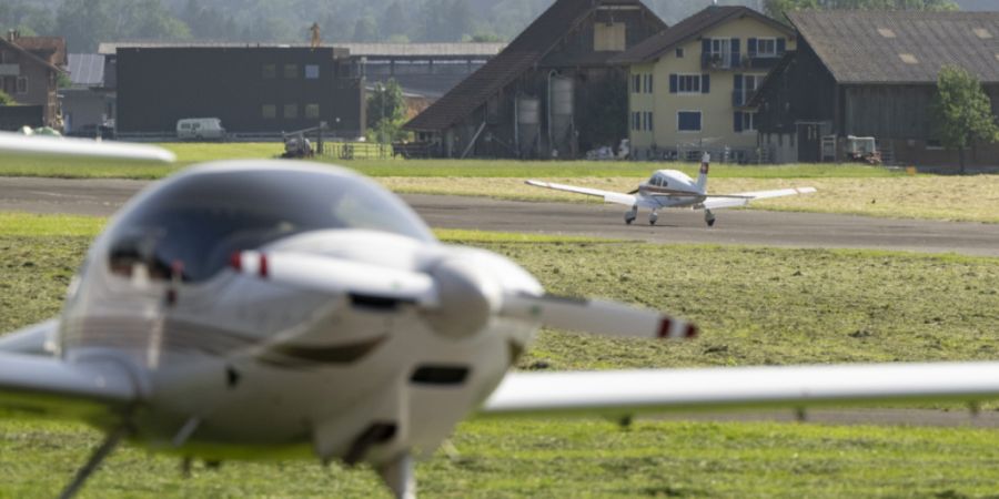 Ein Kleinflugzeug startet auf dem ehemaligen Militärflugplatz Kägiswil OW. (Archivfoto)