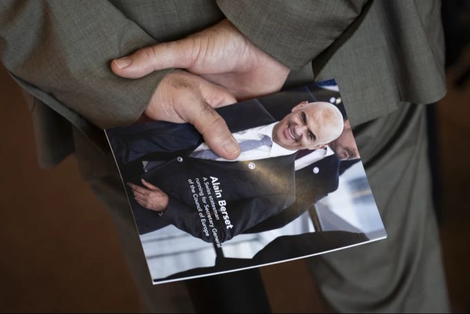 FDP-Fraktionschef Damien Cottier, Mitglied der Schweizer Delegation im Europaparlament, hält einen Flyer in der Hand mit dem Porträt des Generalsekretärs-Kandidaten Alain Berset, am 24. Juni in Strassburg (F). Damien Cottier Alain Berset
