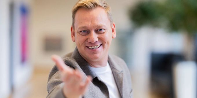 Wurde als Streamer sehr bekannt, arbeitet mittlerweile aber auch im klassischen Fernsehen: Jens «Knossi» Knossalla. knossi lebendig begraben