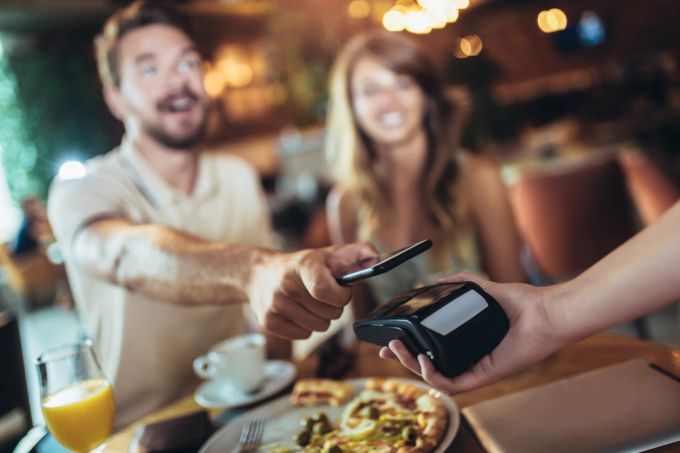 In Restaurants wird auch das Trinkgeld immer öfters gerne digital bezahlt. (Symbolbild) trinkgeld
