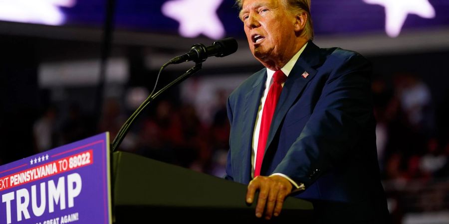 Der ehemalige US-Präsident Donald Trump spricht bei einer Wahlkampfveranstaltung an der Temple University.
