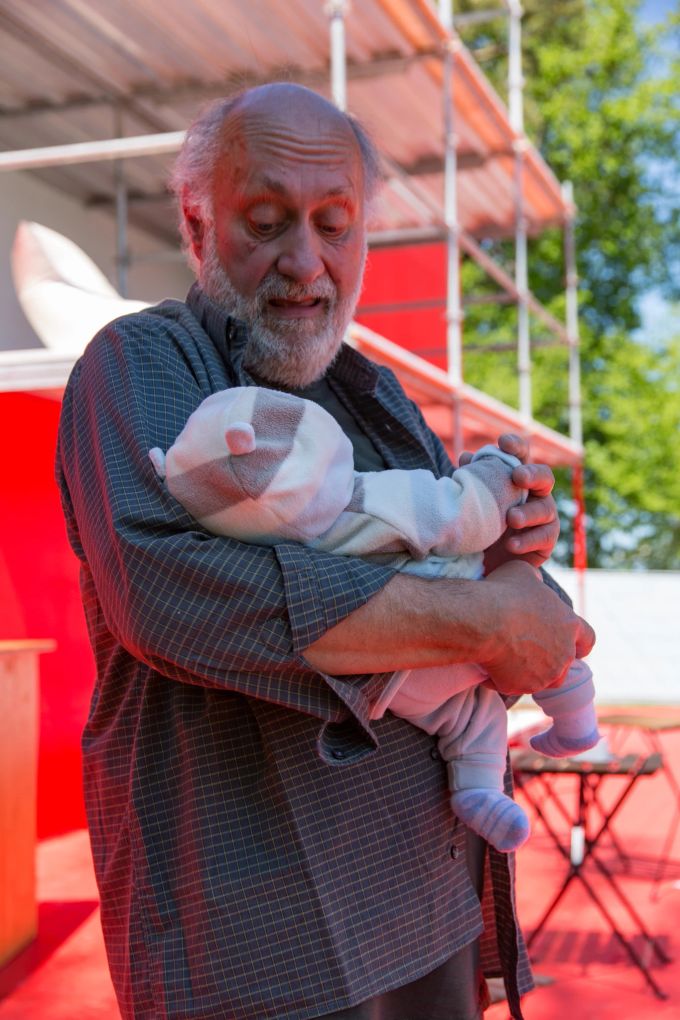 Wale Wüthrich (gespielt von Theo Schmid) kann auch anders. Der schmerzhafte Blick in den Spiegel und aufs eigene Leben lässt auch ganz andere Seiten des bärbeissigen Hauswarts zum Vorschein kommen. Theater Gurten