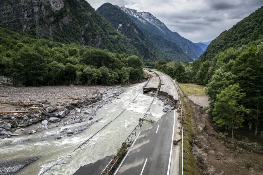 Dieser Abschnitt der A13 - bei der Buffalora-Brücke - wurde unterspült und weggerissen.