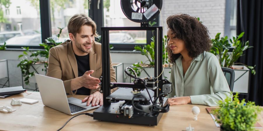 Mann und Frau mit 3D-Drucker