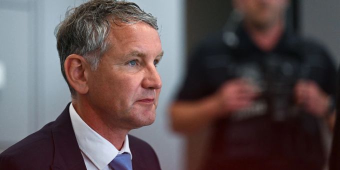 Björn Höcke muss sich erneut wegen der Verwendung einer verbotenen Losung der SA verantworten. Björn Höcke muss sich erneut wegen der Verwendung einer verbotenen Losung der SA verantworten.