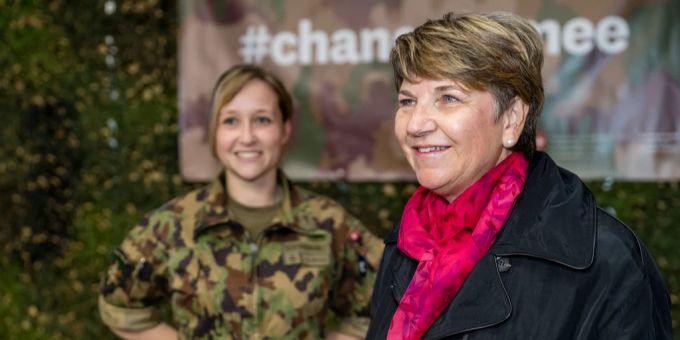 Veraltete Waffen - Bundesrätin Amherd will 10 Armee-Milliarden auf Pump