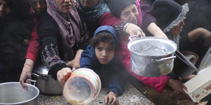 Seit Anfang März lässt das israelische Militär keine Hilfslieferungen in den Gazastreifen. (Archivbild) Palästinenser bei der Verteilung von Lebensmitteln