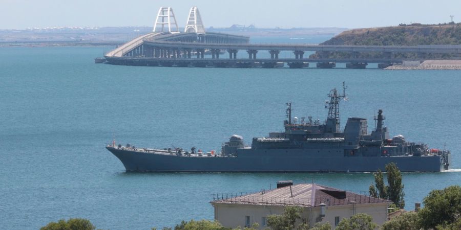 Blick auf ein grosses Landungsschiff des russischen Militärs auf der russisch besetzten Krim.