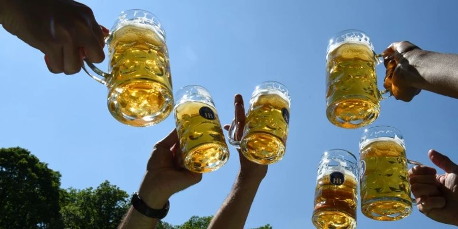 Besucher in einem Biergarten in Bayern