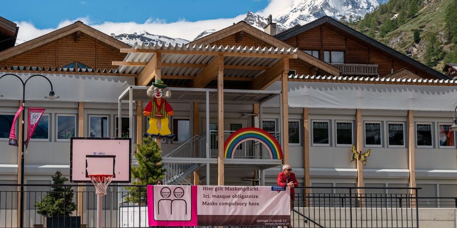 Das Provisorium der Schule in Zermatt.