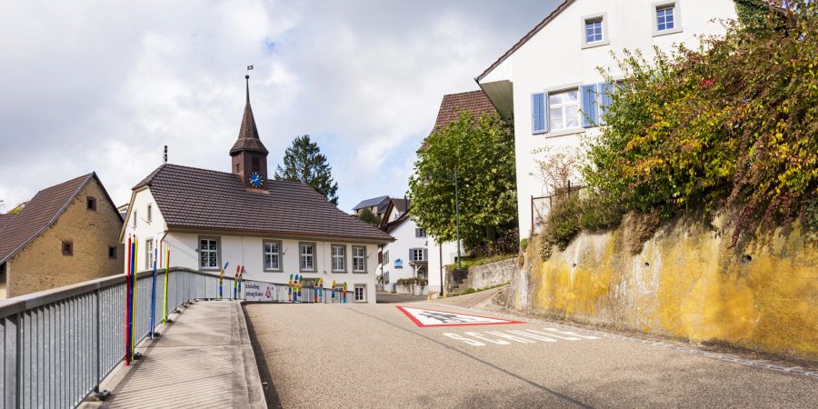 Das Schulhaus und die Gemeindeverwaltung Hemmiken sind unter einem Dach vereint.