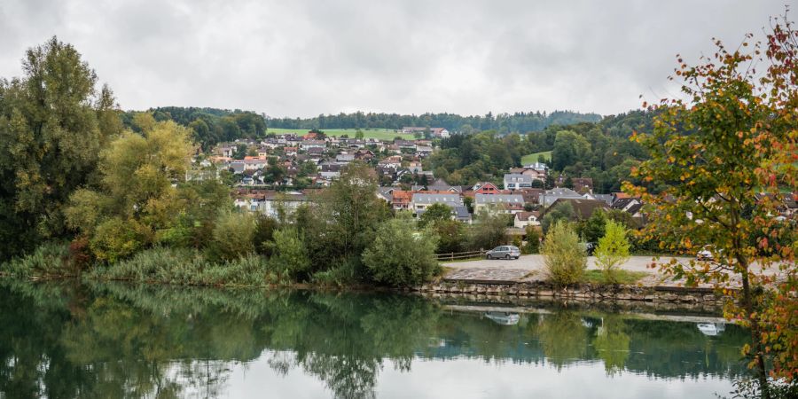 Blick auf Unterlunkhofen am Reussufer.