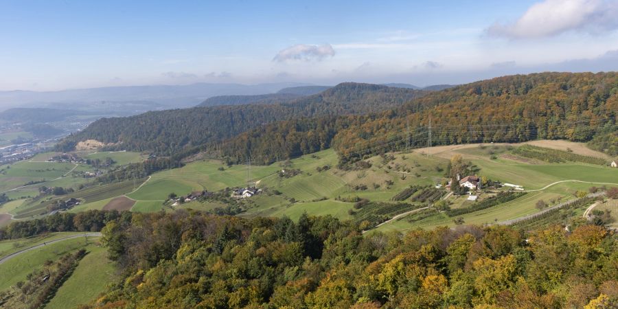 Die Sissacher Fluh ist ein beliebtes Ausflugsziel. Bauernhöfe und Jurahügel beherrschen das Landschaftsbild im oberen Baselbiet.
