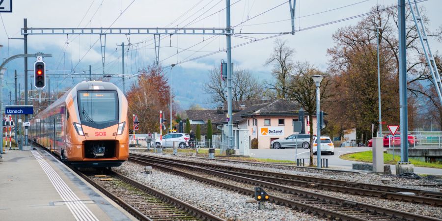 Durchfahrt der Südostbahn Traverso im Bahnhof Uznach.