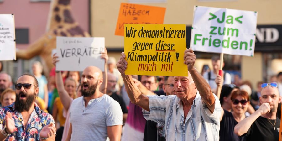 Es gab zudem Pfiffe und Buhrufe, viele Bürger riefen Habeck zu: «Hau ab».