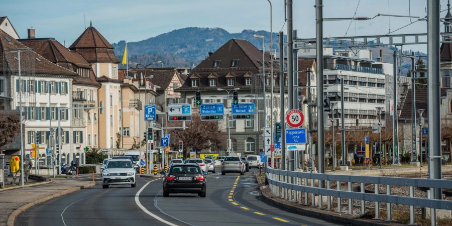 Der Seedamm in Richtung Rapperswil Zentrum.