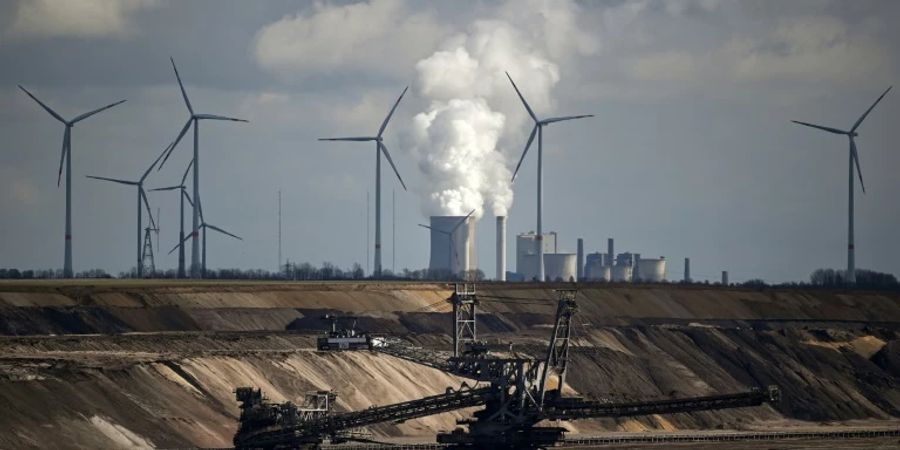 Windturbinen vor Kohlekraftwerk bei Tagebau Garzweiler