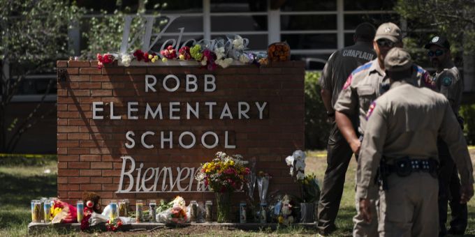 Am Tag nach dem Massaker liegen Blumen und Kerzen vor der Robb Elementary Schule in Uvalde. Uvalde