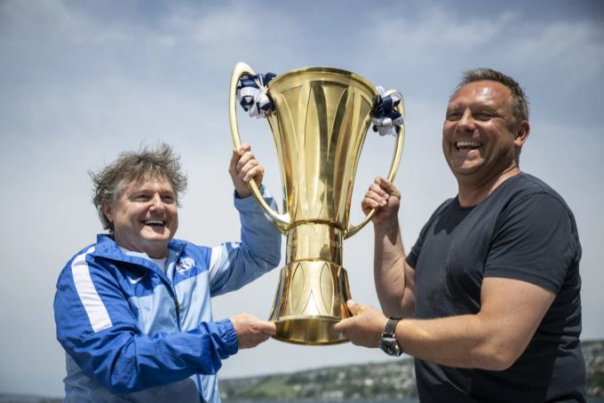 André Breitenreiter (r) und Ancillo Canepa posieren mit dem Meisterpokal der Saison 21/22. Super League
