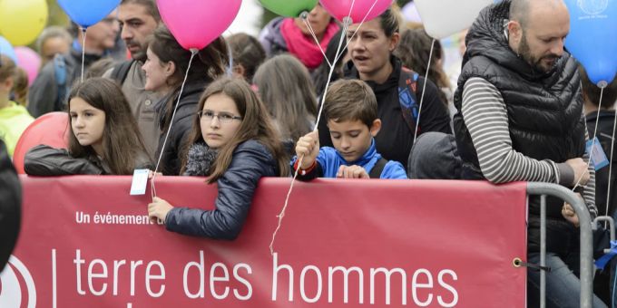 Menschen nehmen an einer Veranstaltung des Hilfswerks Terre des hommes Schweiz in Genf teil. terre des hommes