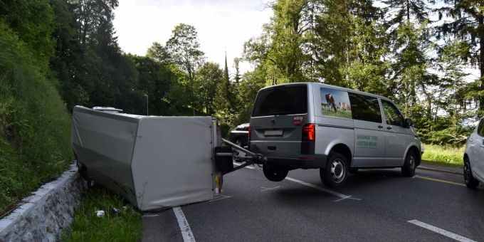 Unfall mit einem Lieferwagen samt Anhänger.